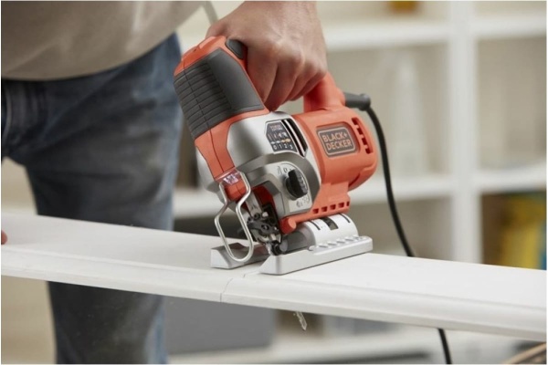 Мощный лобзик Black&Decker BES610K-QS