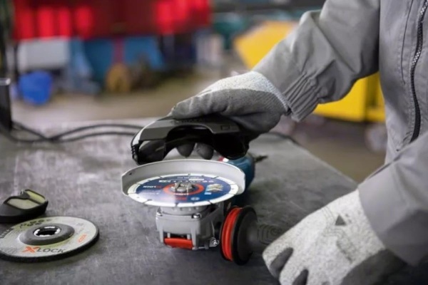 Угловая шлифмашина Bosch GWX 14-125 S 06017D2100