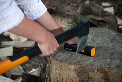 Топор-колун Fiskars х17 122460 + точилка Fiskars 120740 122466