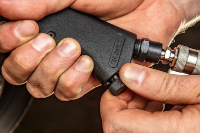 Пневматический ударный гайковерт NEO Tools 1/2", 320 Нм, с головками 14-502