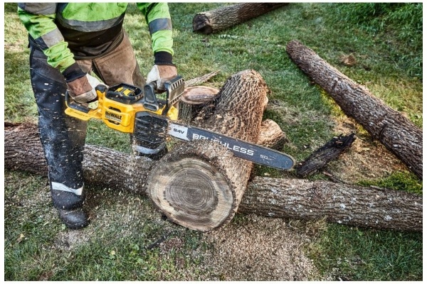 Цепная пила Dewalt 54 В, 3 А*ч DCMCS575X1-QW