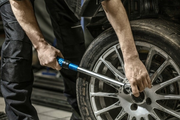 Динамометрический ключ HOEGERT TECHNIK 1/2", 60-330 Нм New HT1W714