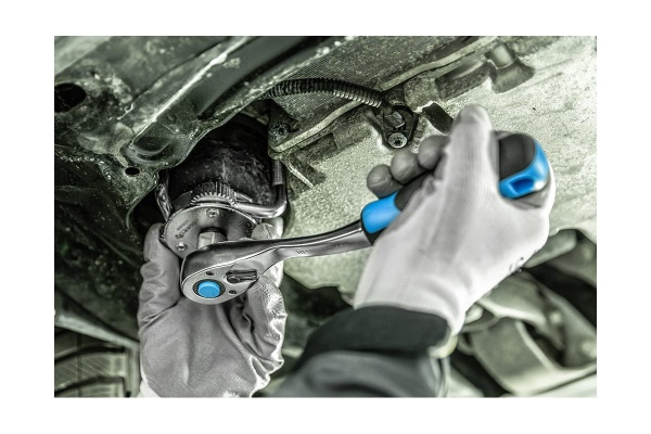 Трещотка HOEGERT TECHNIK изогнутая, с кнопкой 1/2, 72 зубца HT1R322