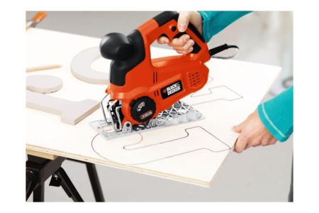 Лобзик Black+Decker KSTR8K
