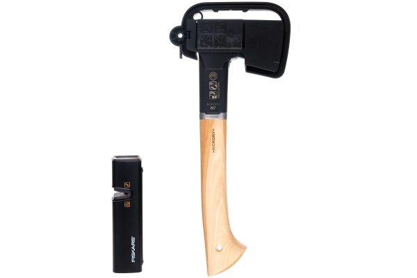 Набор Fiskars: топор универсальный Norden N7 NC COC 021366 FSC Mix + точилка 1051146