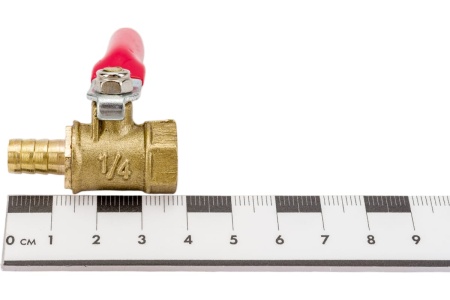 Кран шаровый внутренняя резьба 1/4"M на елочку 8 мм, латунь Pegas pneumatic 4409